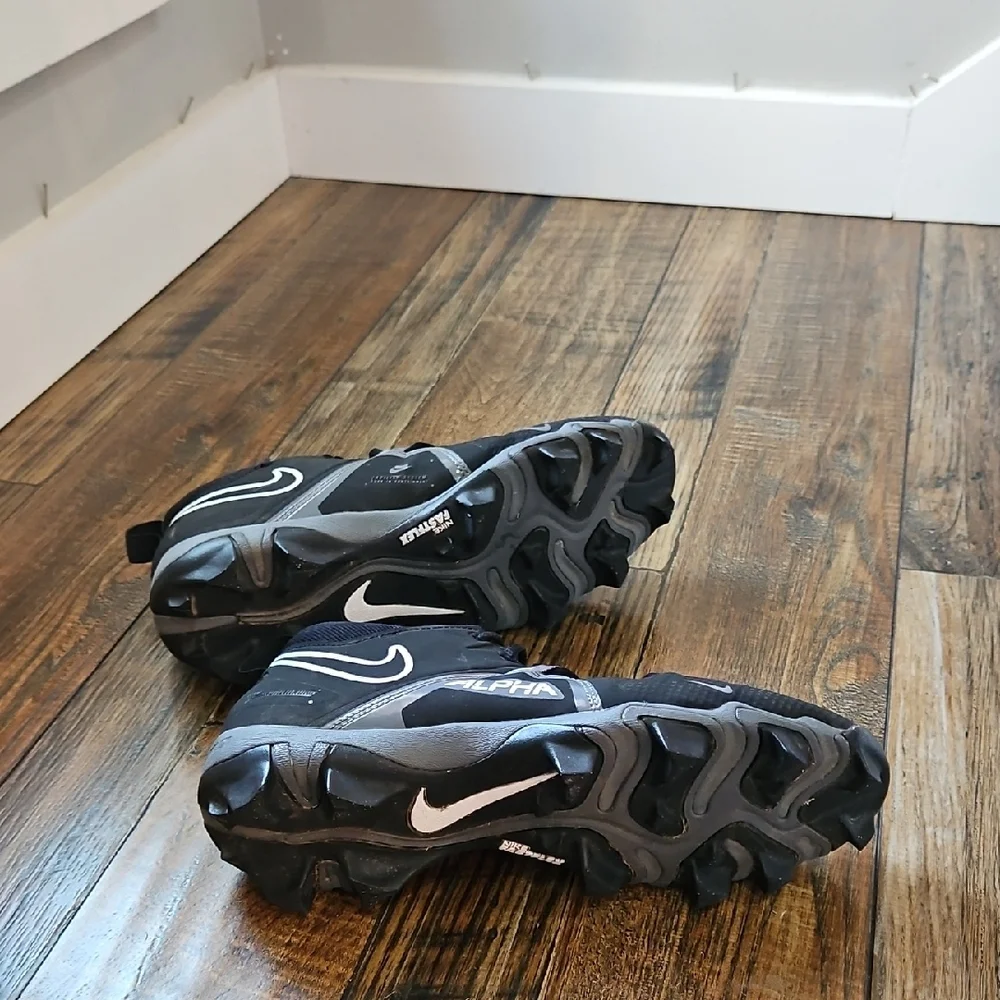 Nike Men's Alpha Fastflex Black and Gray Alpha Menace 3 Shark Football Cleats‎